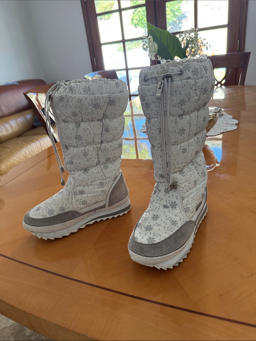 Buffie Women's White Snowflake Winter Boots size 38